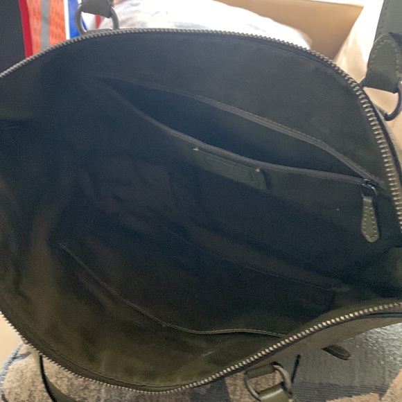 BEAUTIFUL OLIVE GREEN perfectly just right over sized strapped bag. - Picture 2 of 6